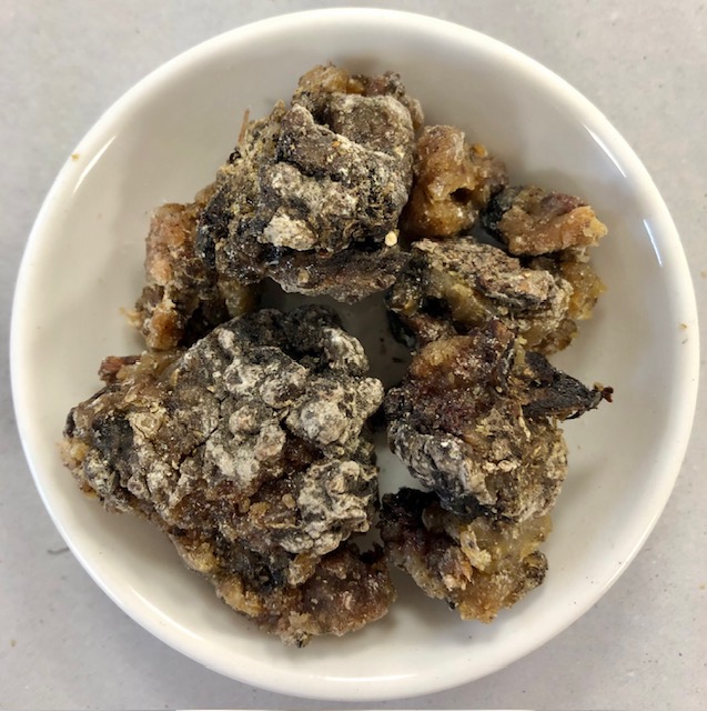 Intenzív citrusos, fűszeres illatú növényi gyanta - kitartás, erő, túlélés, rend, központosítás, nyugalom